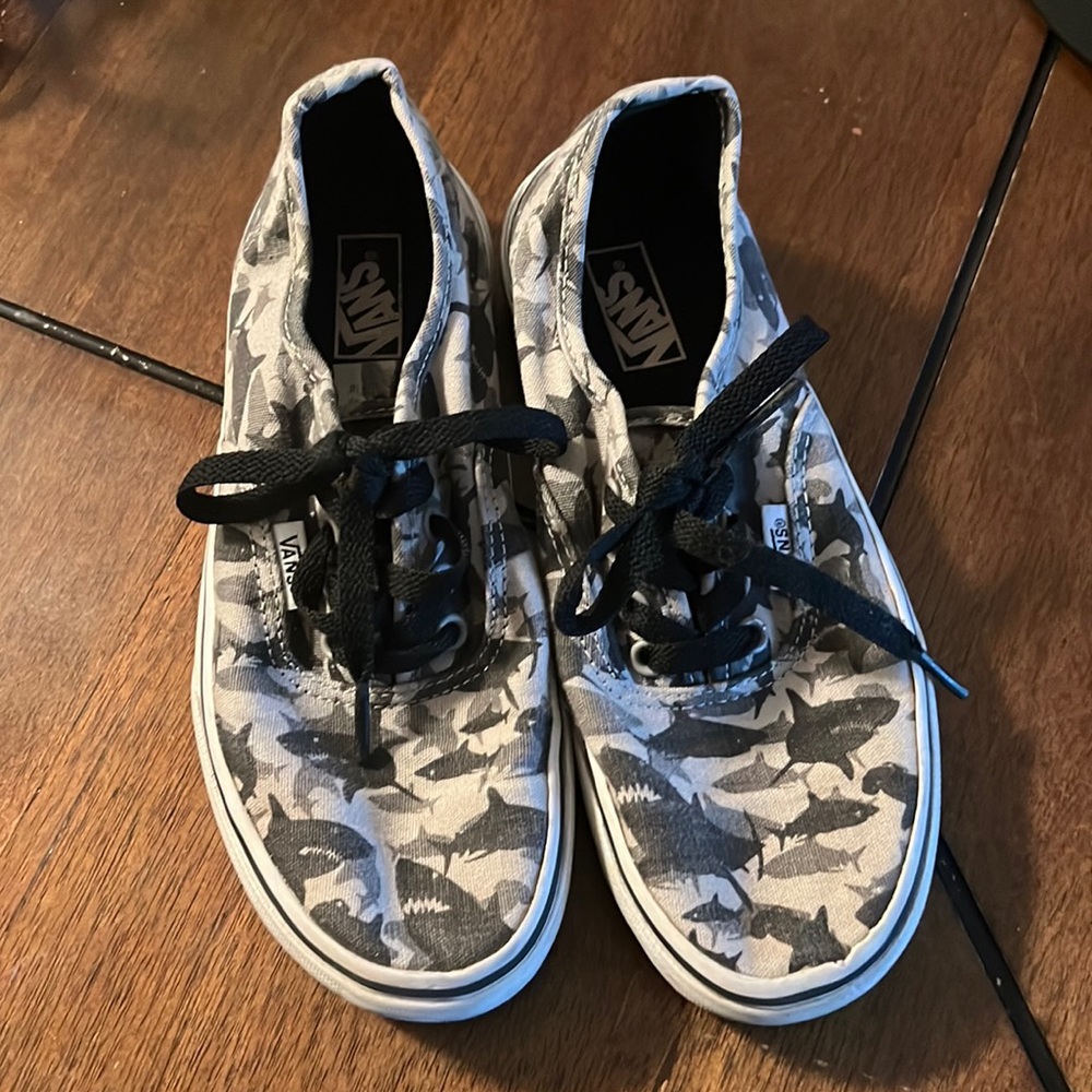 Shark canvas vans with laces
